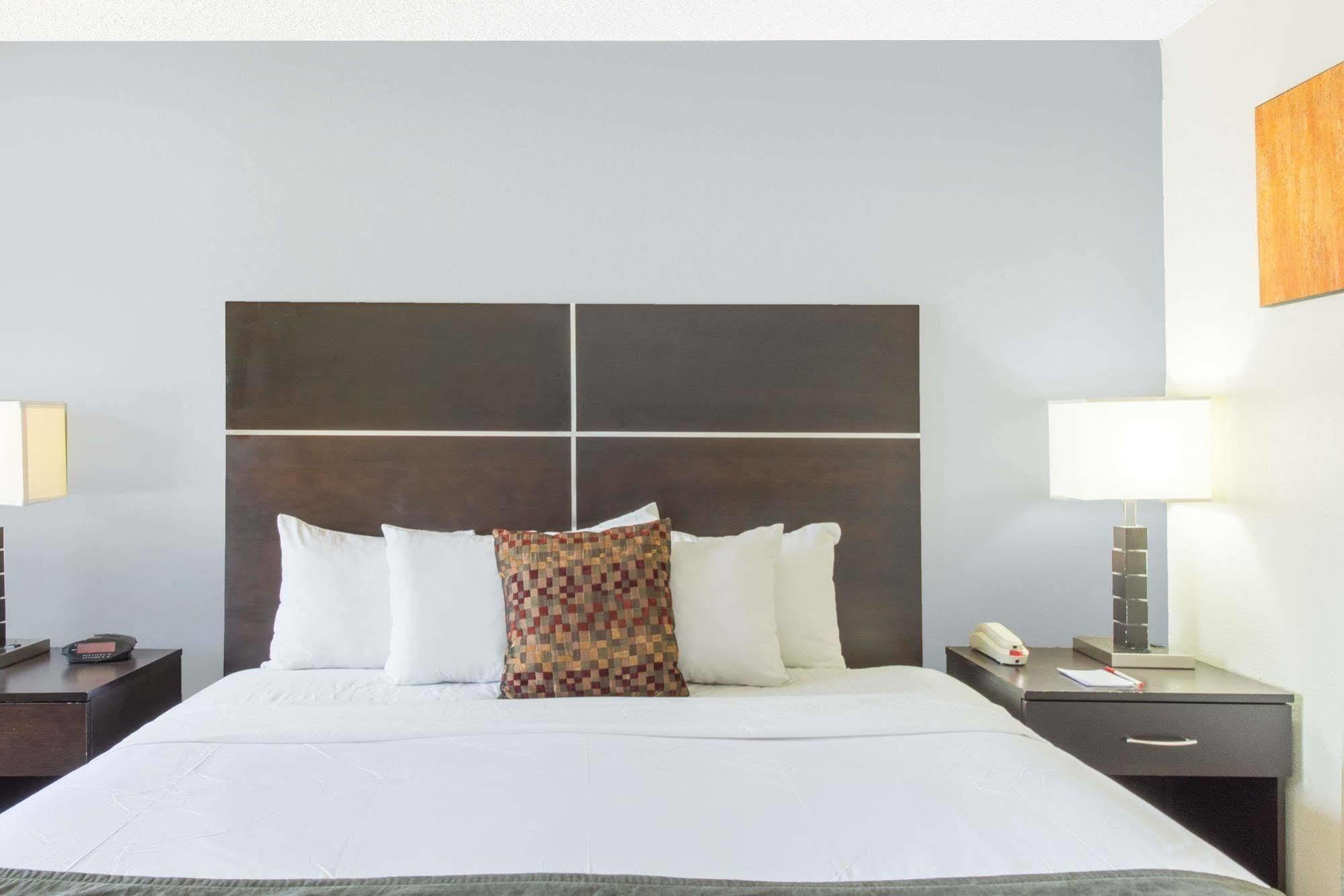 Ramada By Wyndham Albuquerque East Hotel Buitenkant foto