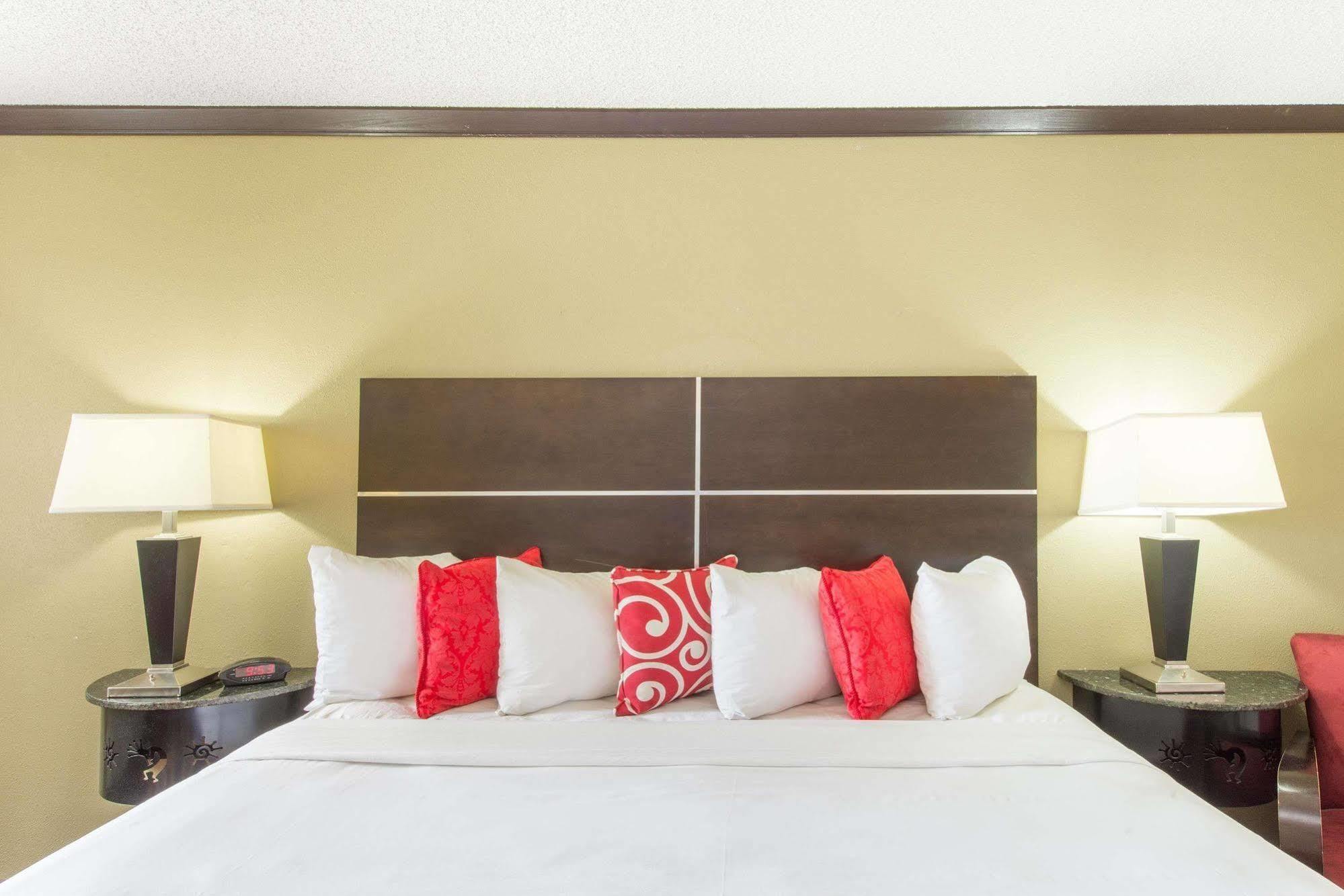 Ramada By Wyndham Albuquerque East Hotel Buitenkant foto