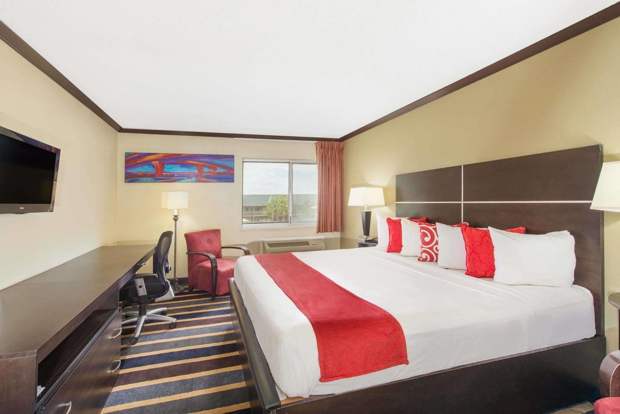 Ramada By Wyndham Albuquerque East Hotel Buitenkant foto