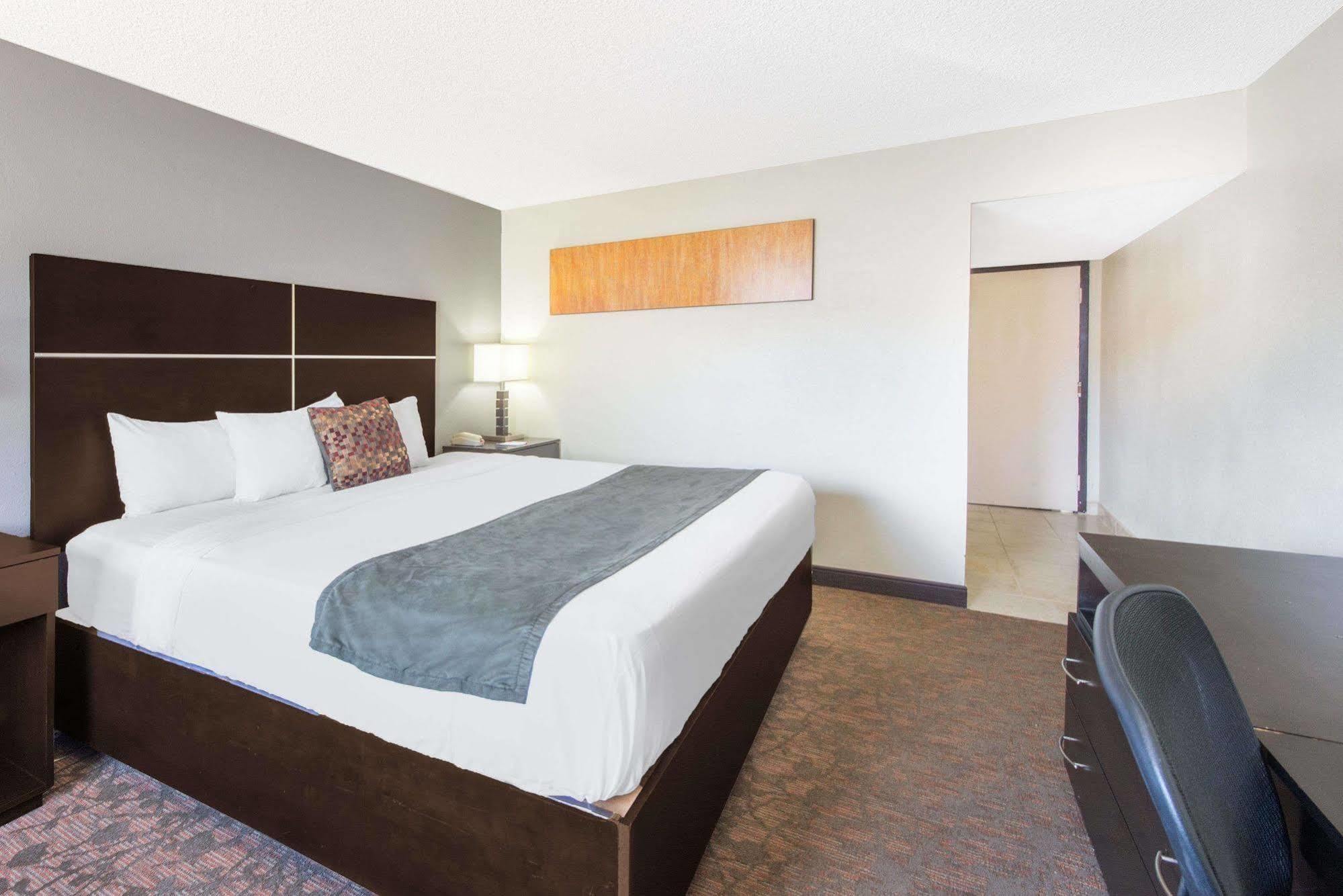 Ramada By Wyndham Albuquerque East Hotel Buitenkant foto