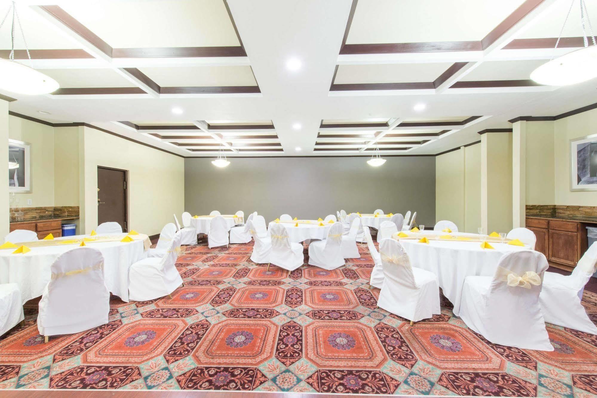 Ramada By Wyndham Albuquerque East Hotel Buitenkant foto